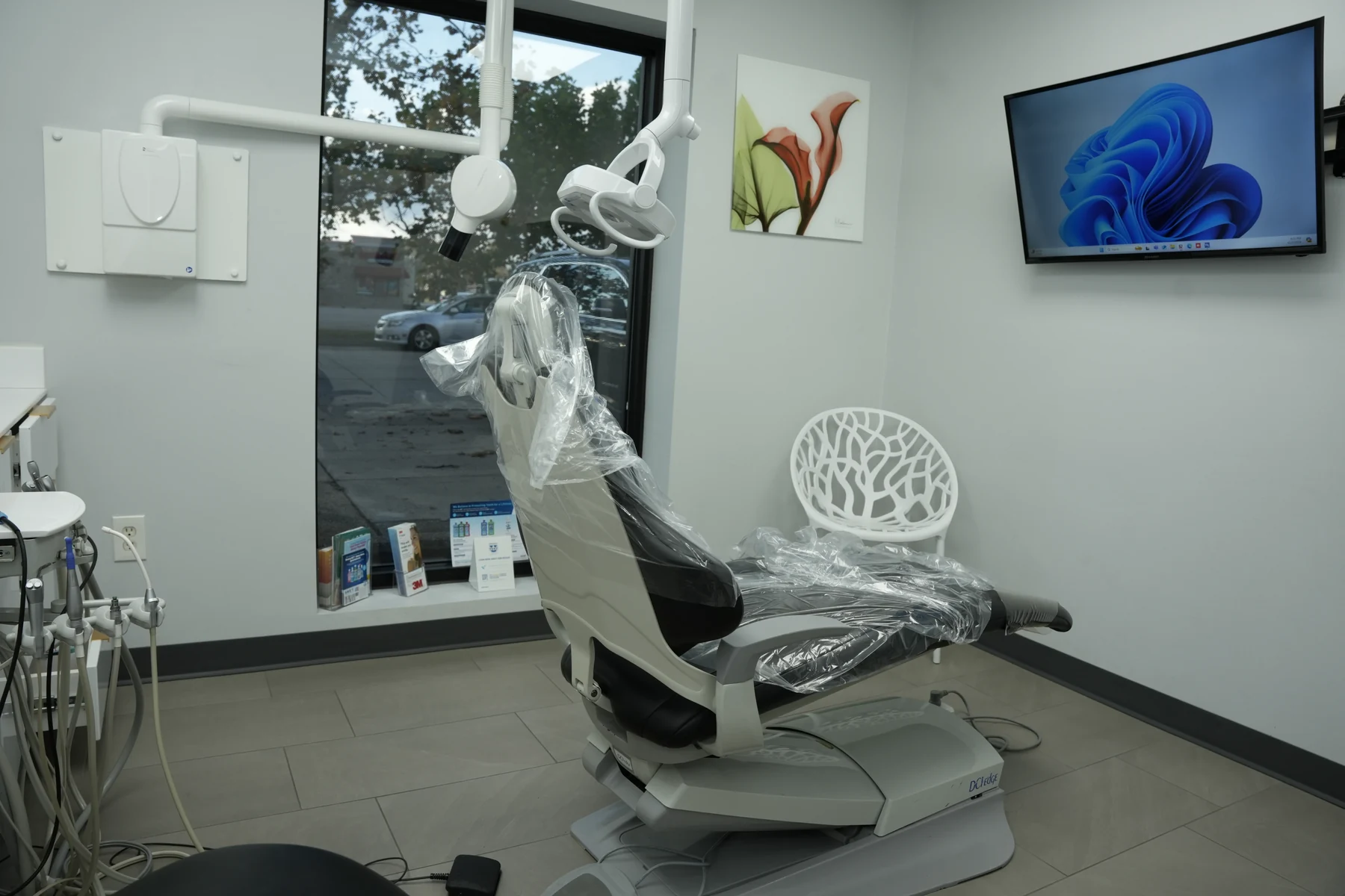 A calm, modern treatment room at SmilePro Dental in Dearborn Heights
